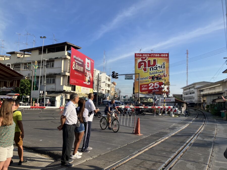 メークロン市場の踏切