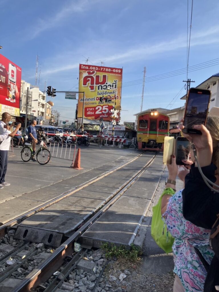 列車が来る様子