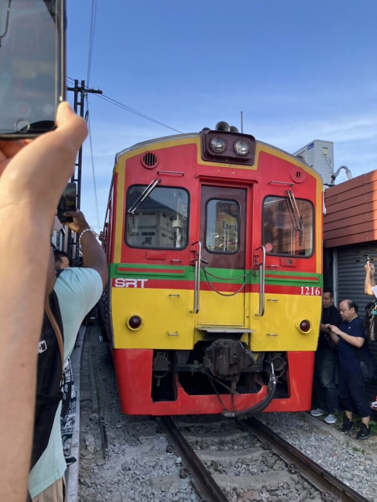 メークロン市場をゆっくり走る列車