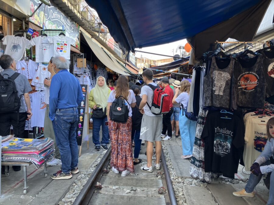 メークロン市場と観光客