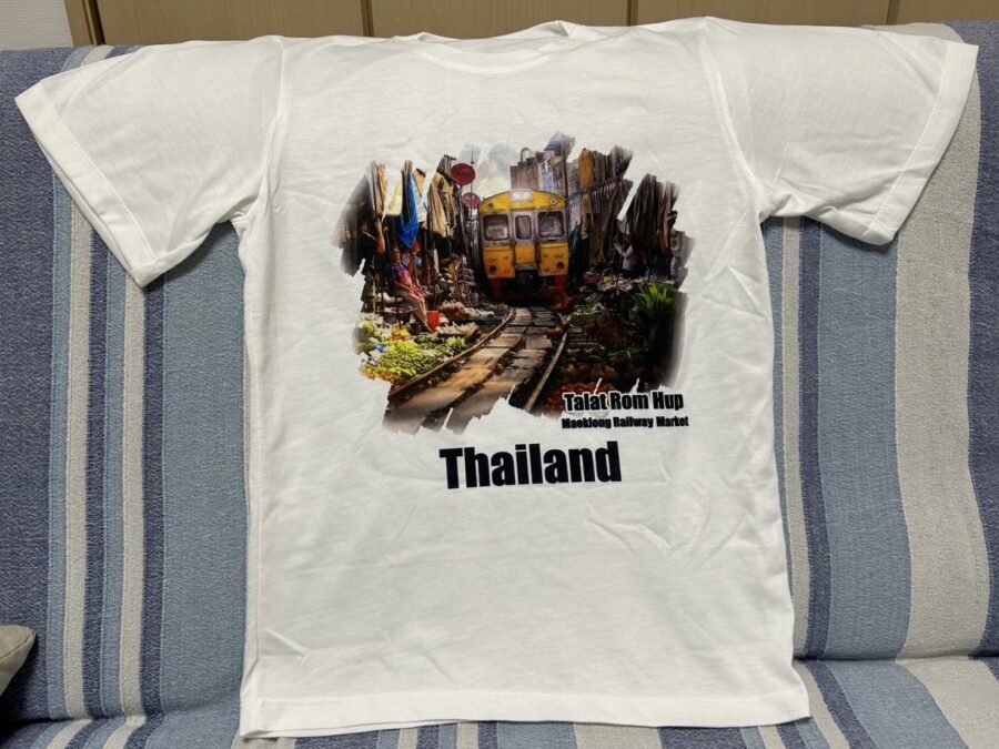 メークロン市場のお土産のTシャツ