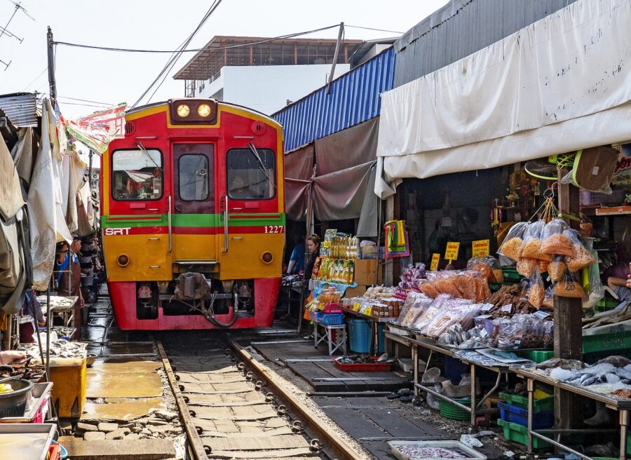 メークロン市場と列車