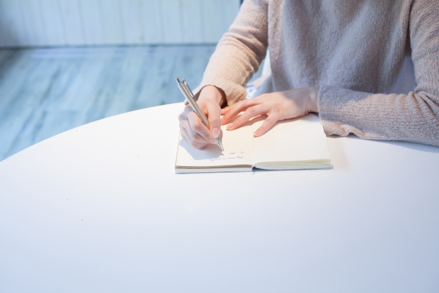 英語日記を書く女性画像