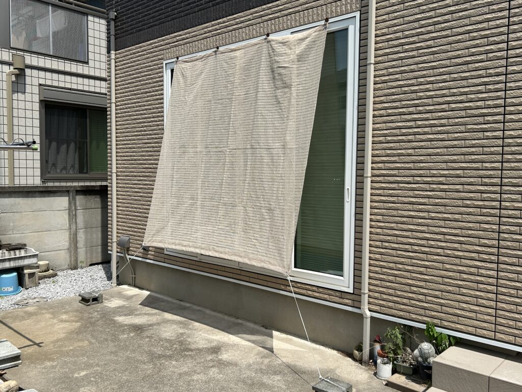 我が家の一条工務店の窓に付けたサンシェードの画像
