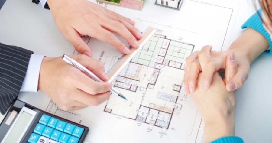 設計士と建主が家の設計を検討している画像