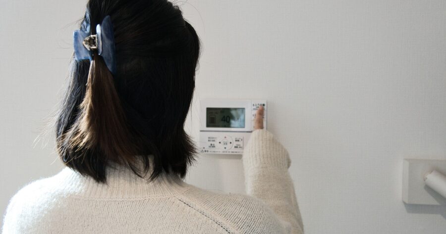 給湯器を操作する女性